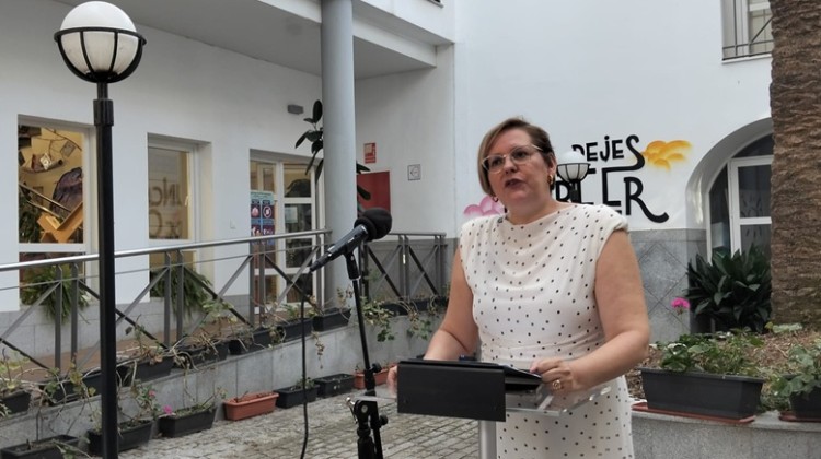 La concejala Marisa Sánchez presentando los actos por el Día de la Biblioteca.