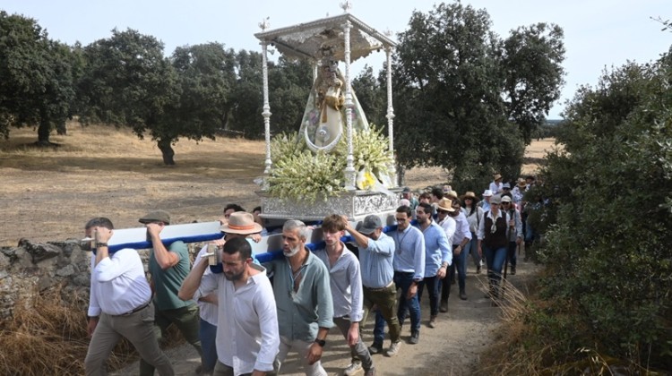 La Virgen de Luna por el camino hasta el santuario de La Jara. Foto: Antonio J. Dueñas