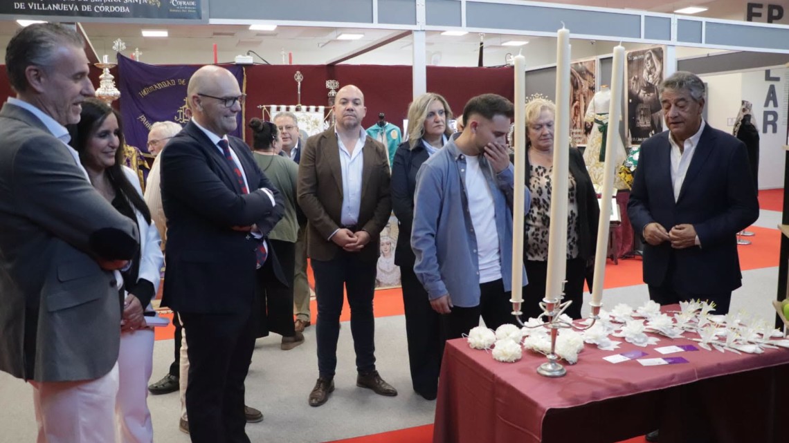 Parte de la visita que se giró por los stands tras el acto de inauguración.