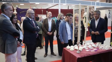Parte de la visita que se giró por los stands tras el acto de inauguración.