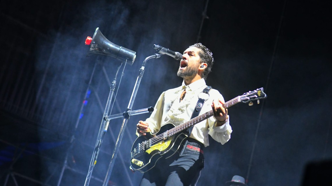 El cantautor Fito Robles, voz del grupo Siloé durante su concierto en Pozoblanco. Foto: Antonio J. Dueñas