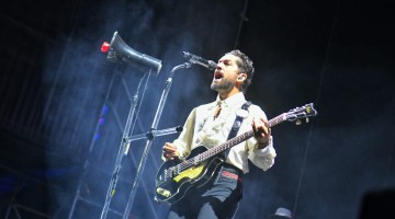 El cantautor Fito Robles, voz del grupo Siloé durante su concierto en Pozoblanco. Foto: Antonio J. Dueñas